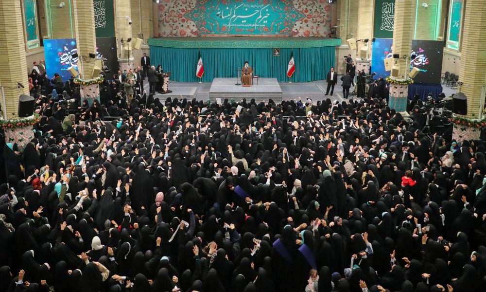 زن، کارگزار خانه نیست، مدیر است