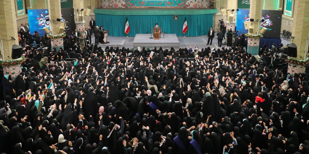 زن، کارگزار خانه نیست، مدیر است