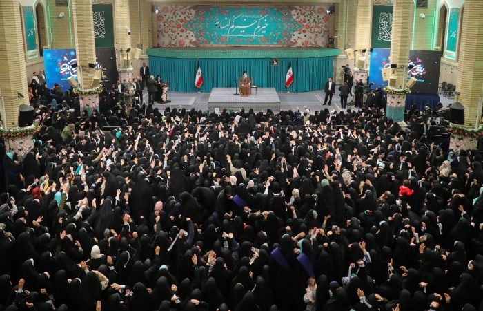 زن، کارگزار خانه نیست، مدیر است