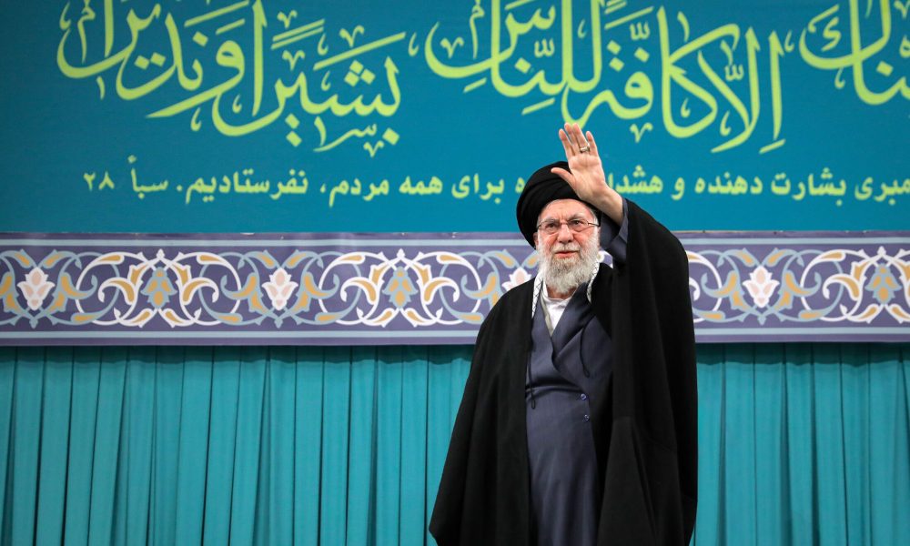 مسئولان باید برای بهبود معیشت مردم دوبرابر کار کنند